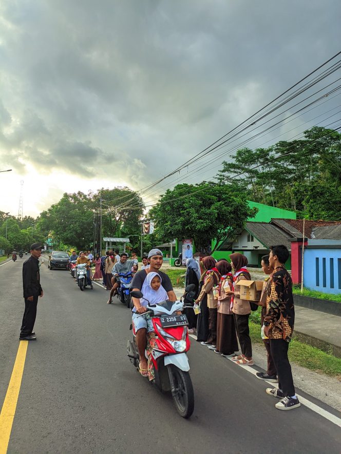 
					Berbagi Dibulan Suci Ramadhan, Siswa-siswi SMKN 1 Kalipucang Bagikan 300 Takjil Gratis