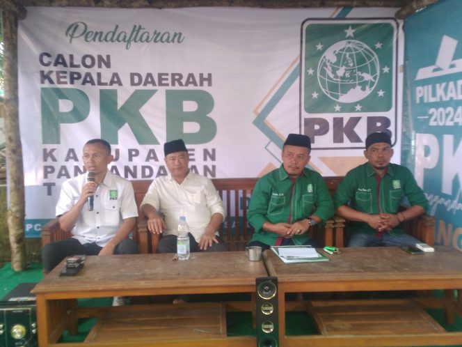 
					Poto: pengurus Partai PKB saat membuka pendaftaran calon kepala daerah di kantor DPC PKB Pangandaran 