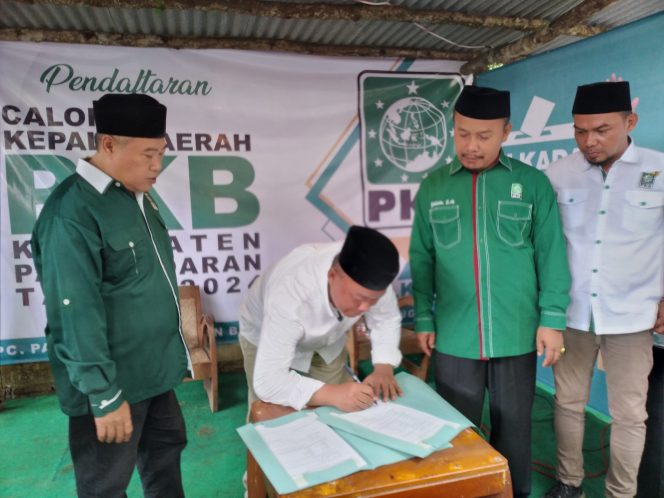
					Poto: Dadang Solihat saat penandatanganan dokumen pemda bupati dan wakil bupati Pangandaran kr DPC PKB Pangandaran 