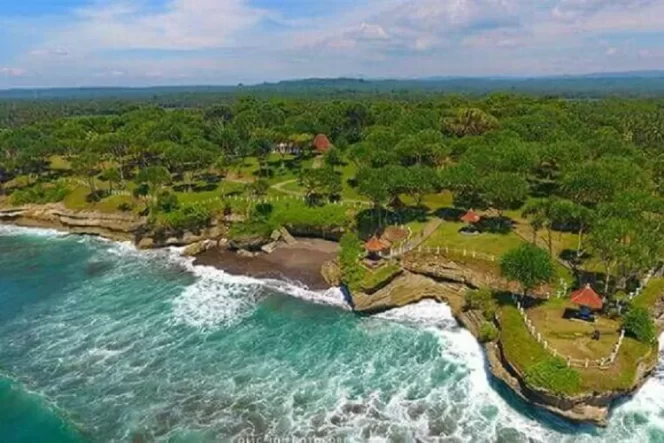 
					Poto: Penampakan pantai batu hiu (by web) 
