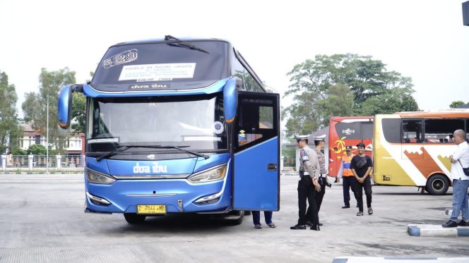 
					Poto: Tim gabungan sedang melakukan pengecekan di terminal banjar 