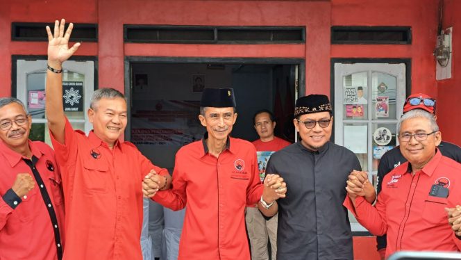 
					Poto: Ketua DPC PDIP Nana bersama jajaran 