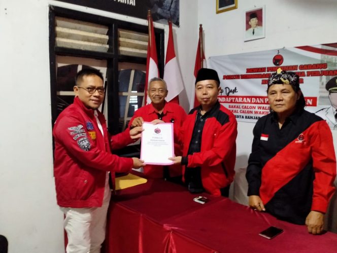 
					Poto: Sulyanati mengambil tiket sebagai bakal calon (balon) Wakil Wali Kota Banjar 2024-2029