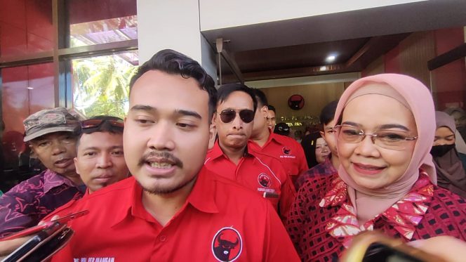 
					Poto: Arief Hikmawan diantar ibu H Ida Nurlaela daftar bacalon bupati Pangandaran ke PDIP 