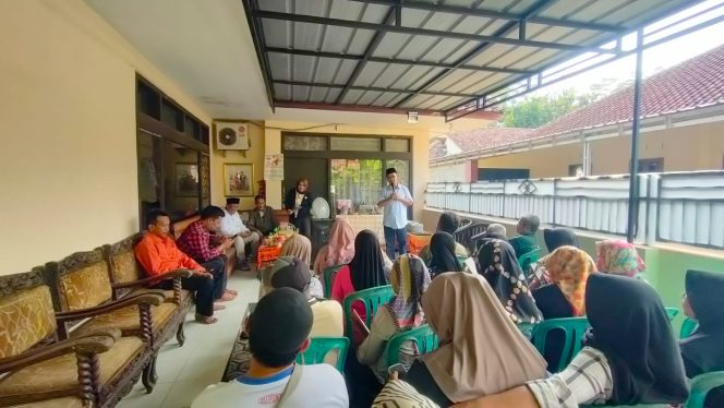 
					Poto: kedua bakal calon Saat sosialisasi bersama masyarakat 