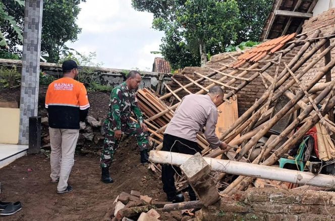 
					Poto: anggota bergotong royong bersama pemilik rumah dan warga membersihkan puing bangunan terdampak gempa bumi.