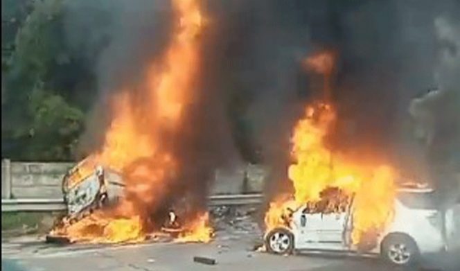 
					Poto: kecelakaan di KM 58 Tol Cikampek (by web) 