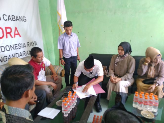 
					Poto: Triadi saat mendaftar ke kantor DPC Gerindra 