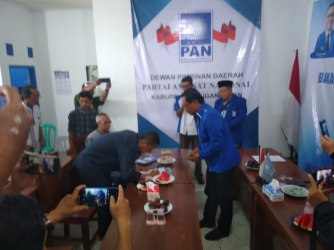 
					Poto: Ujang Endin Indrawan menandatangani formulir pendaftaran calon bupati dan wakil bupati Pangandaran di Pilkada 2024 