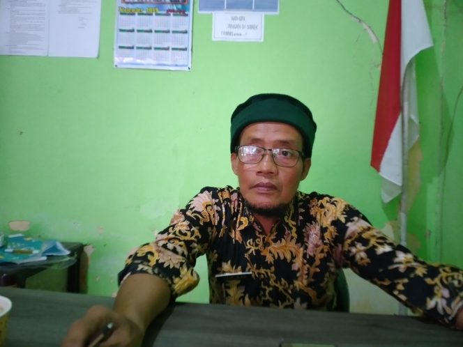 
					Poto: pembuat layang-layang yang juga merupakan ketua BPD, Usup