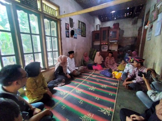 
					Wakil bupati Pangandaran Ujang Endin menyambangi keluarga Tasiah 