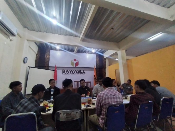 
					Mahasiswa Peduli Demokrasi saat audensi ke Bawaslu Kabupaten Pangandaran 