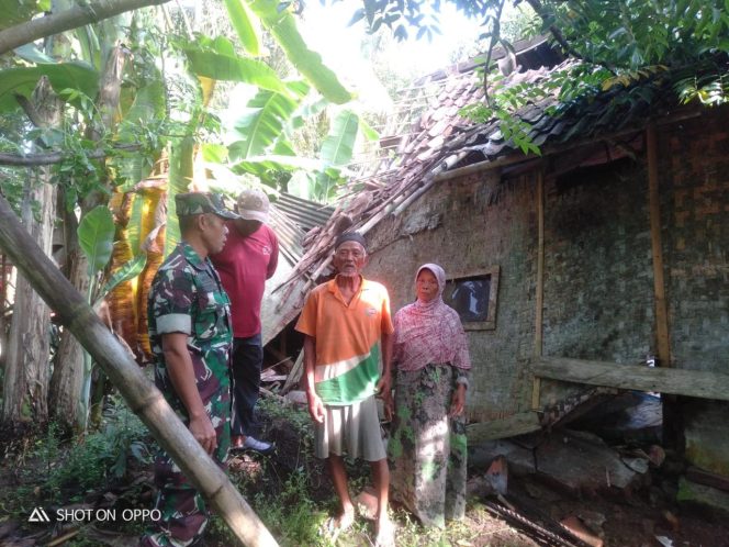 
					Poto: TNI Polri membantu menyingkirkan puing bangunan rumah ambruk milik pak maman di padaherang 