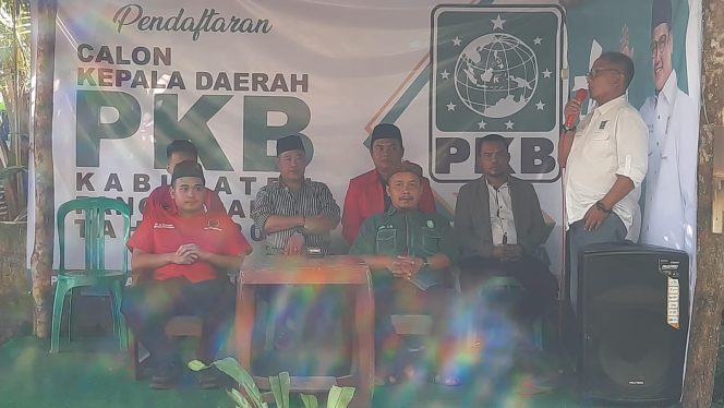
					Poto: Arief Hikmawan saat mendaftar ke kantor DPC PKB Pangandaran 