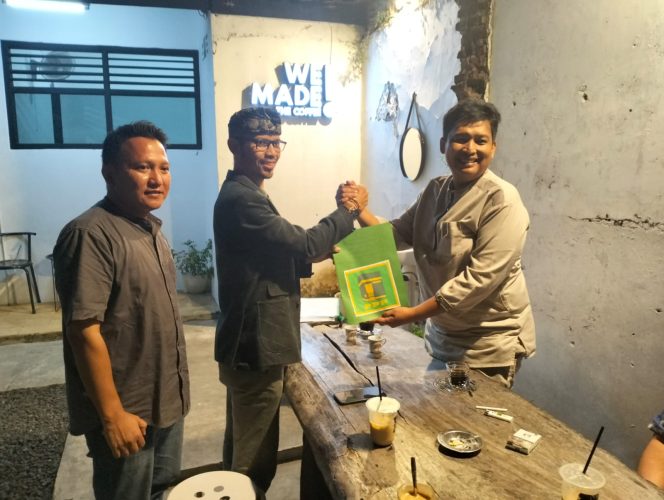 
					Poto: kang daniel menyerahkan formulir pendaftaran Pilwakot ke pengurus PPP Kota Banjar 