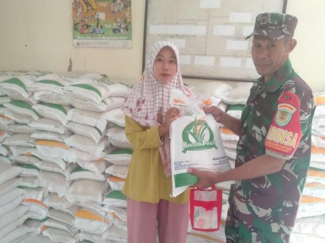 
					Poto: Serka Sunardi saat penyaluran bansos beras di Desa Maruyungsari 
