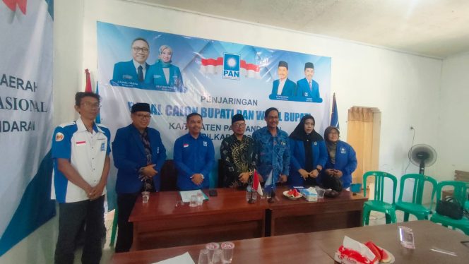 
					Poto: pengurus PAN dan bakal calon Bupati dan wakil bupati Pangandaran usai mendaftar di kantor DPD PAN 