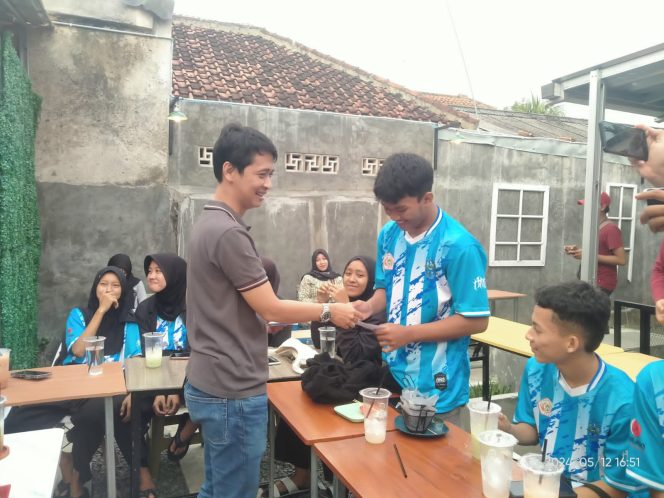 
					AHS saat memberikan penghargaan kepada para atlet di kota Banjar yang berhasil meraih kemenangan 