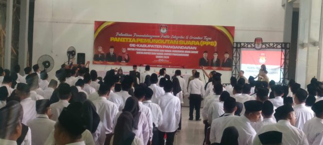 
					Pengukuhan anggota panitia pemungutan suara di pangandaran 