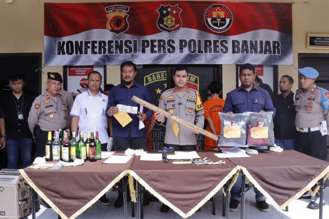 
					Satuan Reskrim Polres Banjar Tangkap dan Proses Pelaku Penganiayaan dan Pengeroyokan