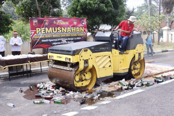 
					Ratusan Botol Miras dan Ratusan Ribu Butir Obat Terlarang Dimusnahkan di Mapolres Banjar 