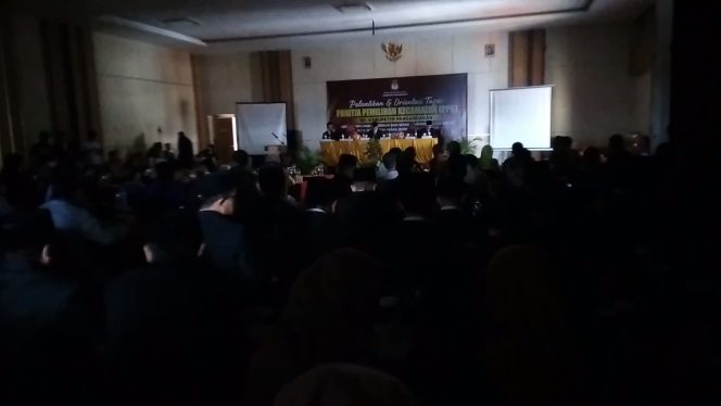 
					Pelantikan 50 anggota PPK sempat terhenti akibat mati lampu 