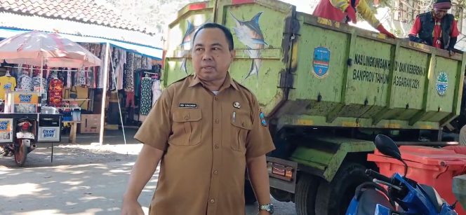 
					Kepala Dinas Lingkungan Hidup kabupaten Pangandaran, Dedi Surachman saat berada dilokasi mengangkut sampah 