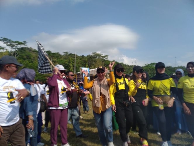 
					Ade Ruminah saat pelepasan jalan sehat 