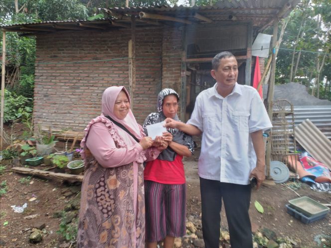 
					Wakil bupati Pangandaran Ujang Endin saat memberikan bantuan 