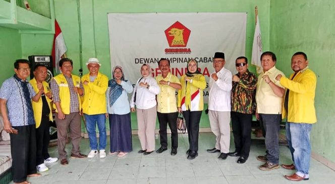 
					Partai Golkar menyambangi pengurus partai Gerindra 