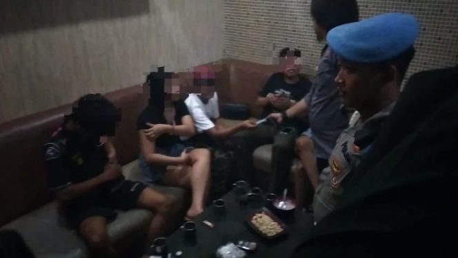 
					Sejumlah petugas gabungan saat sidak di tempat hiburan malam 
