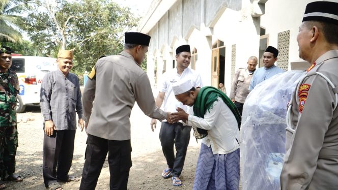 
					Sambut Hari Bhayangkara Ke-78, Kapolres Banjar Serahkan Bantuan Ke Masjid Al-Hidayah