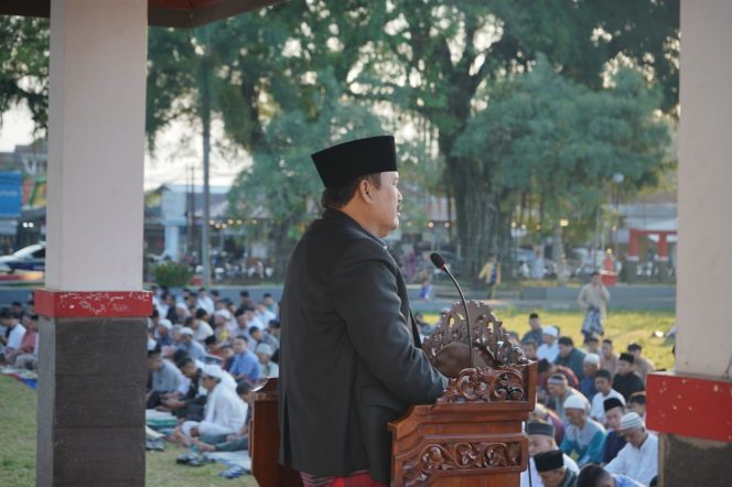 
					Bupati Jeje saat khotbah idul Adha 1445 Hijriah/2024 