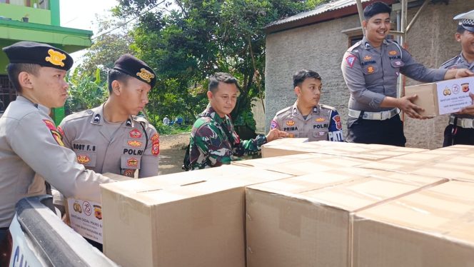 
					Polres Banjar Bagikan 60 Paket Sembako Ke Ponpes