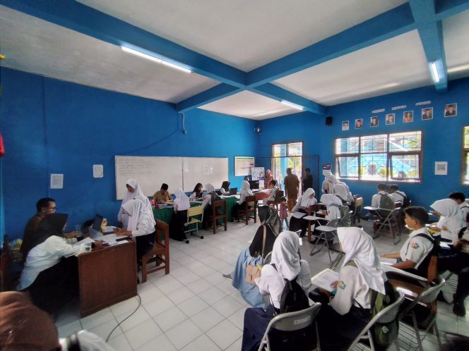
					Suasana PPDB di SMAN 1 Mangunjaya 