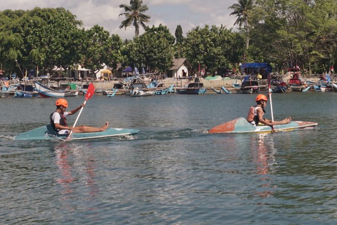 
					Lomba balap kano