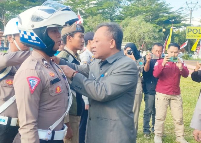 
					Anggota polisi lalu lintas apel sebelum penertiban operasi Lodaya 