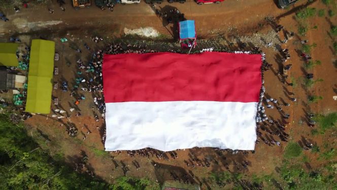 
					Prosesi pembentangan bendera merah putih raksasa di wisata Lembah pejamben