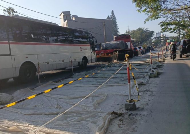 
					Kondisi jalan beton ditutup plastik 