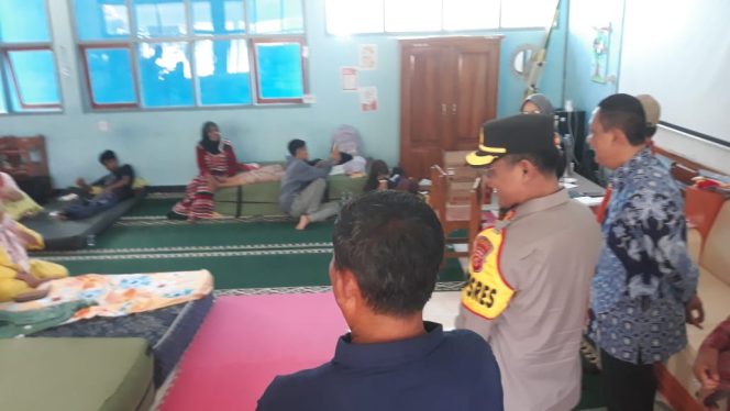 
					Kapolres Pangandaran saat menengok korban keracunan masal di SMAN 1 Mangunjaya 