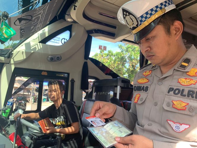 
					Ipda Dimas Aditama saat mengecek surat kendaraan 