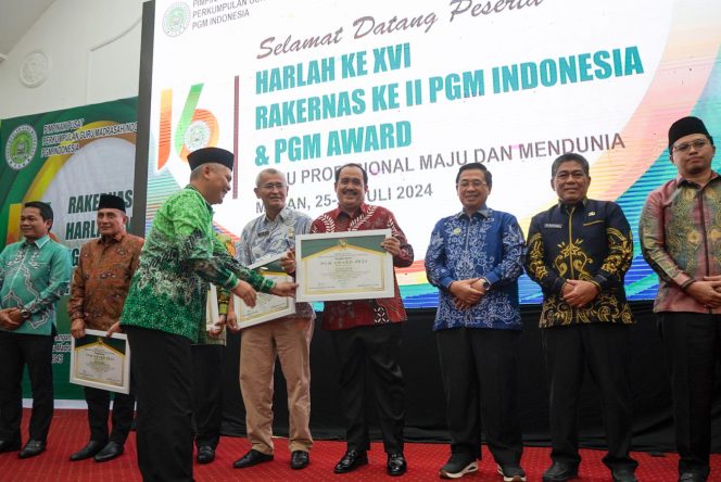 
					Bupati Pangandaran Jeje Wiradinata saat menerima penghargaan PGM Award 2024 