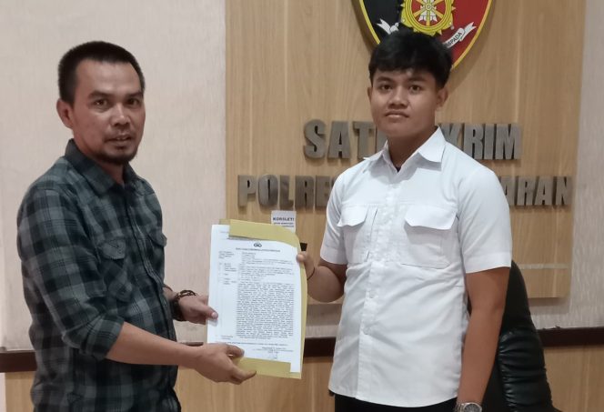 
					Ketua DPC PKB Pangandaran Otang Tarlian melaporkan mantan Sekjen PKB ke Polres Pangandaran 