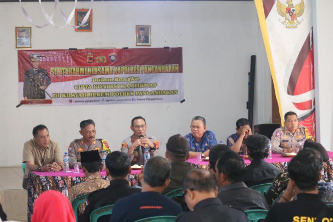 
					Kapolres Pangandaran AKBP Mujianto bersama masyarakat ngopi bersama 