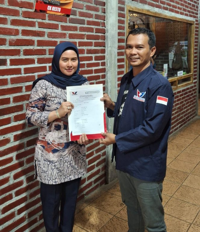 
					Citra Pitriyami bersama ketua DPD Partai Perindo kabupaten Pangandaran, Cecep Nurhidayat 