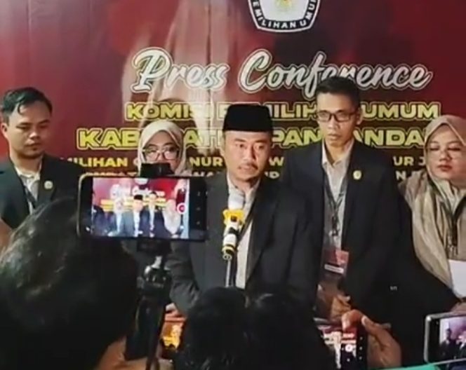 
					Ketua KPU Kabupaten Pangandaran Muhtadin saat pers Conference 