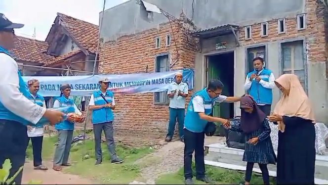 
					Tumini Menangis Haru Tak Kuat saat Terima Bantuan dari Yaga Yingde Grup Pangandaran