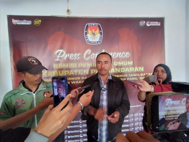 
					Ketua KPU Pangandaran saat diwawancarai wartawan 