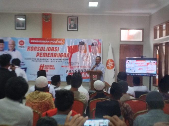 
					Poto: Calon bupati Pangandaran Ujang Endin Indrawan menyampaikan sambutan di acara konsolidasi pemenangan PKS 