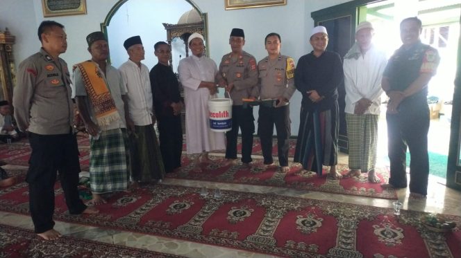 
					Pasca Kebakaran, Kapolsek Pataruman Berikan Bantuan Ke DKM Masjid Al-Ikhlas